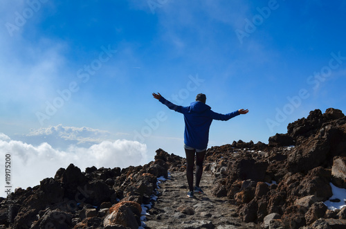 Junge Frau auf einem Berg Gipfel