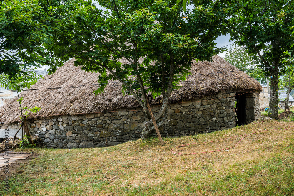 Palloza, casa tradicional con techo de paja, Piornedo, Lugo (España) Palloza, casa tradicional con techo de paja, Piornedo, Lugo (España)