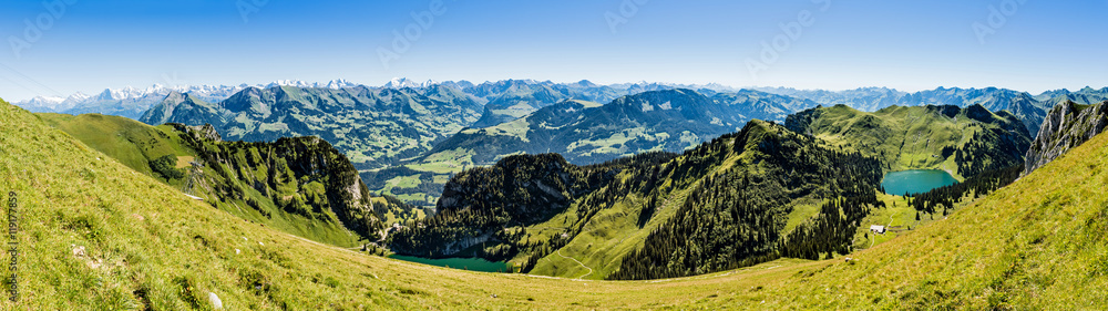 Panorama; Blick über das Berner Oberland, Schweiz