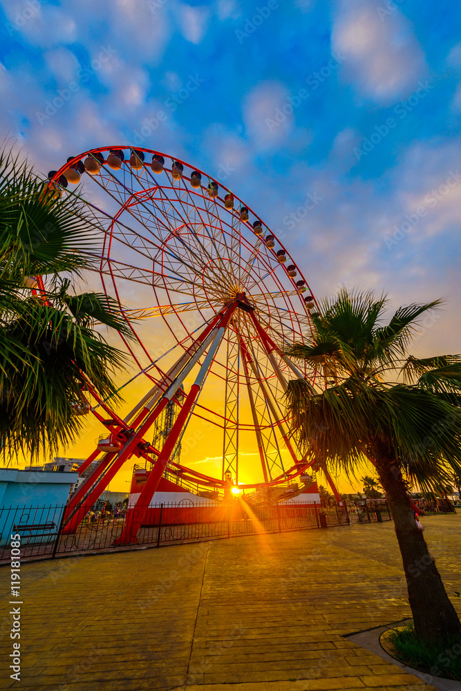 Fototapeta premium Ferris wheel on amazing sunset sky background