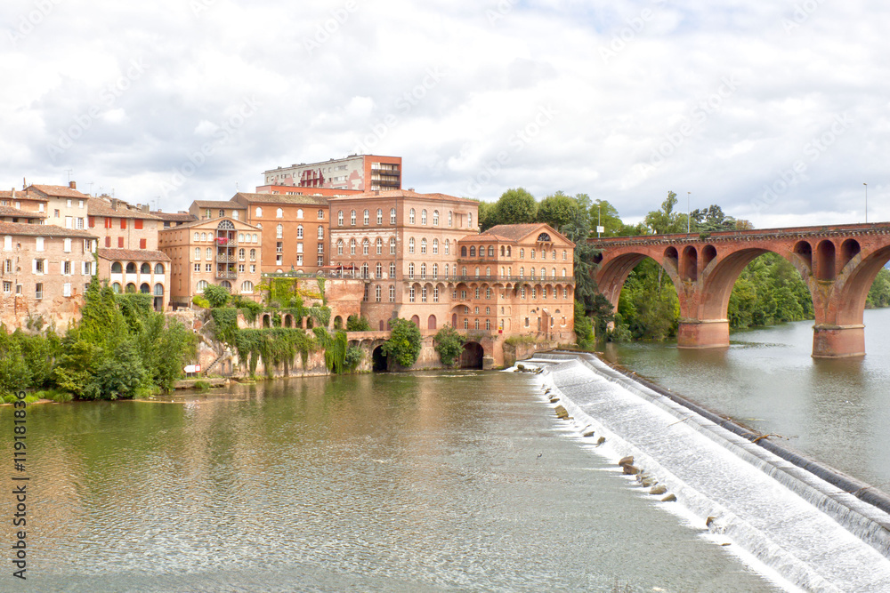 houses in Albi near the Old bridge and the Tarn river