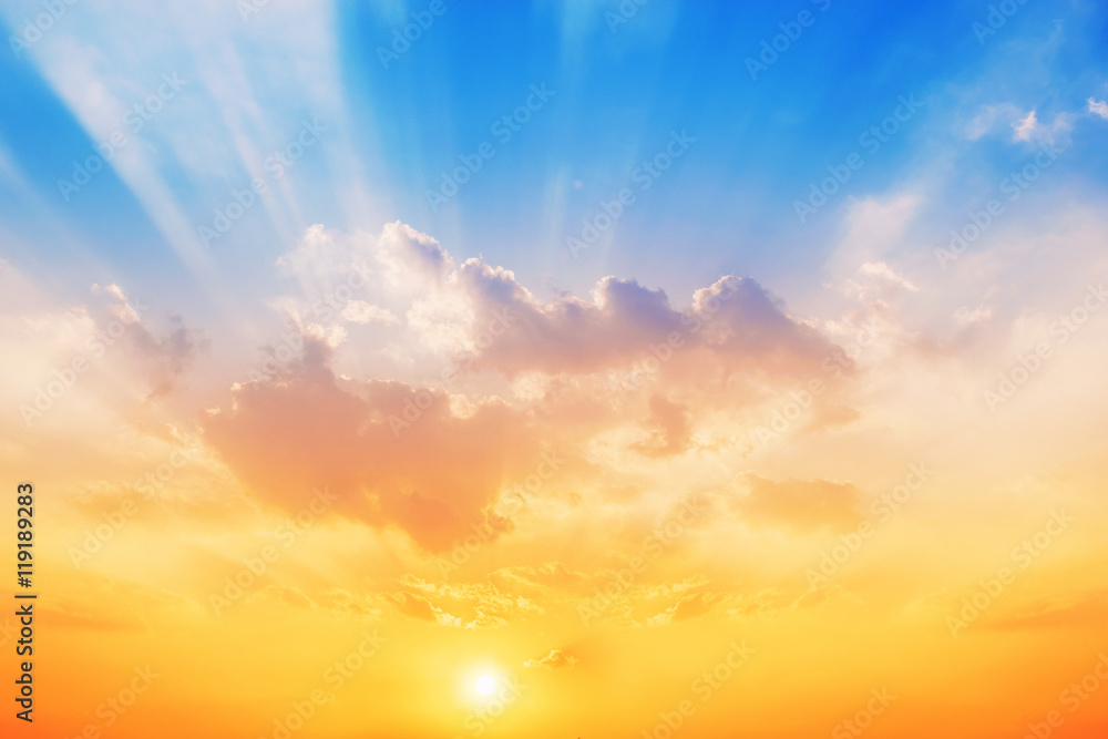 Naklejka premium Zachód słońca na tle nieba, niebo zmieni kolory z niebieskiego na pomarańczowy.