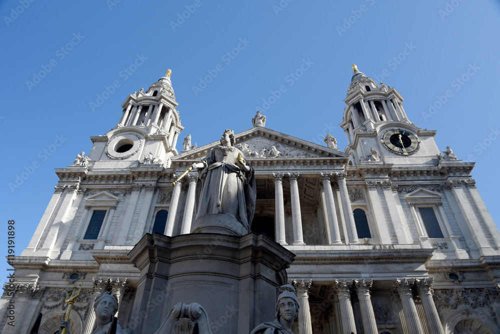 Φωτογραφία Statue of Queen Victoria in front of Saint Pauls Cathedral, London