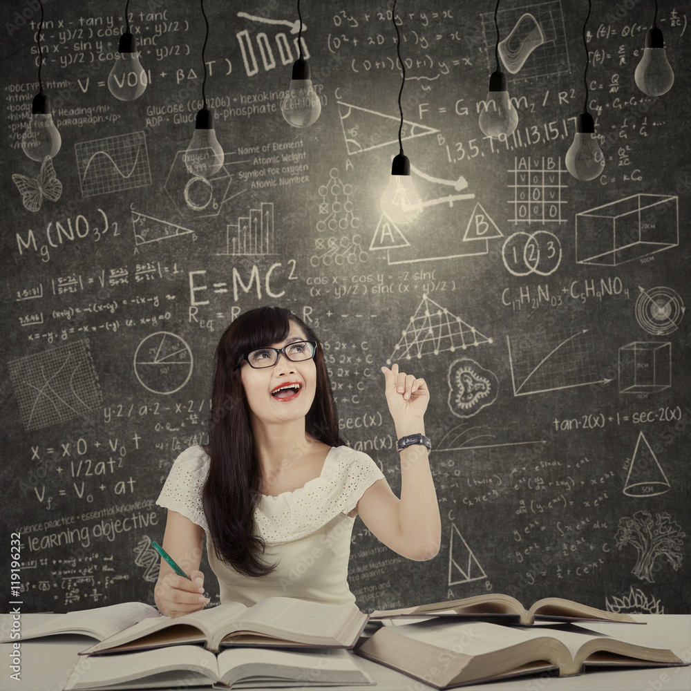 Fototapeta premium Female student getting bright inspiration