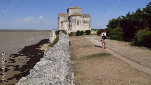 femme visitant l'église de Talmont sur gironde photo