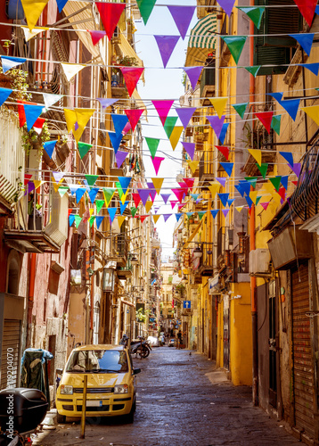 Fototapeta Wąska ulica w starym miasteczku Naples miasto w Włochy