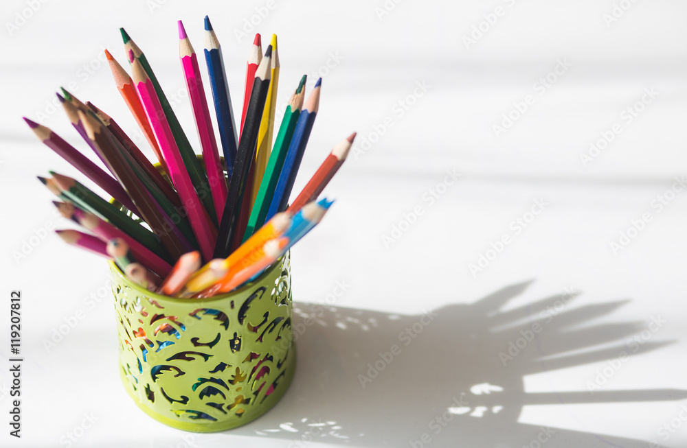 Obraz premium colored pencils and felt-tip pens on a white background