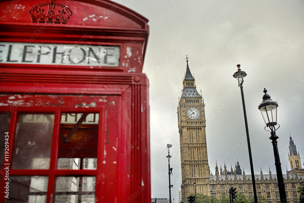 Obraz premium London - Big Ben tower and a red phone booth