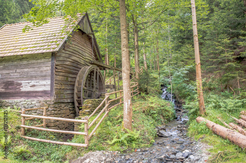 alte Mühle im Wald