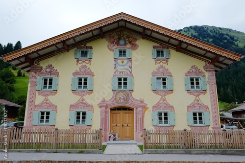 Spätbarocke Fassadenmalerei in Holzgau in Tirol photo