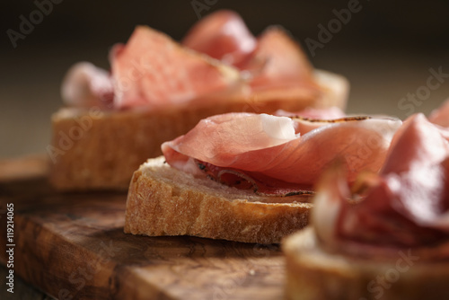 Fotografia simple ciabatta slices with speck ham