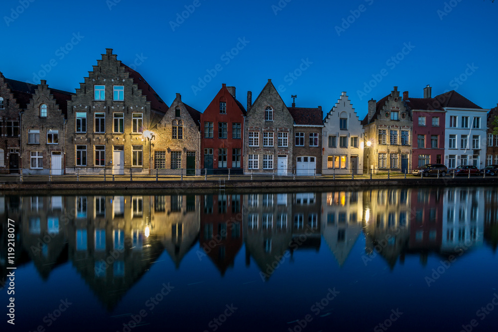 Naklejka premium Typical row of houses along a channel in Bruges - Belgium