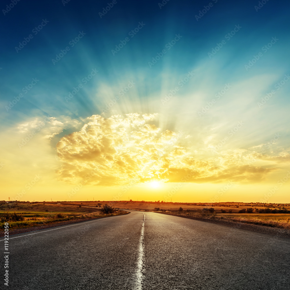 Naklejka premium bright sunset and road to horizon