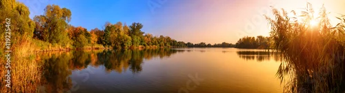 Obraz Zachód słońca nad jeziorem, panorama w kolorze złotym i niebieskim