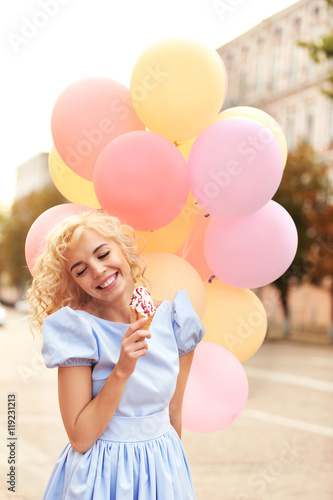 Beautiful young woman holdi...