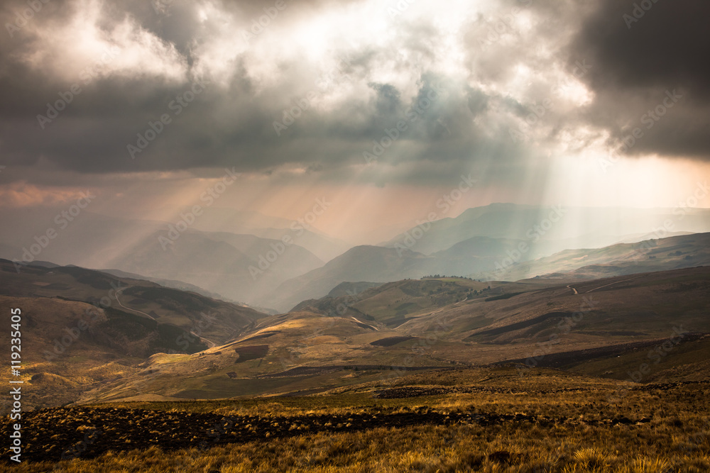 Fototapeta premium Sunbeams through the clouds