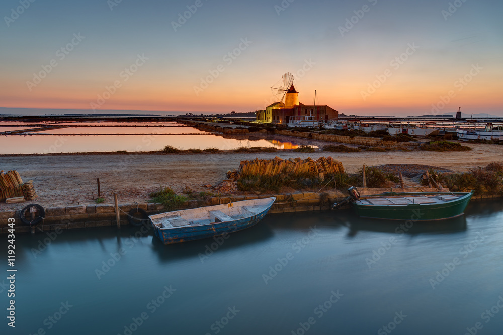 Obraz premium Sunset at the saltpans of Marsala in Sicily