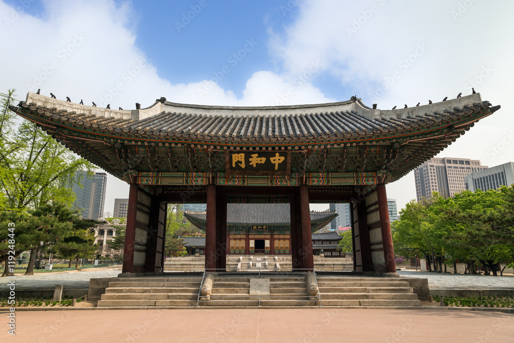Junghwamun Gate at the Deoksugung Palace in Seoul, South Korea, viewed from the front. Junghwamun Gate at the Deoksugung Palace in Seoul, South Korea, viewed from the front.