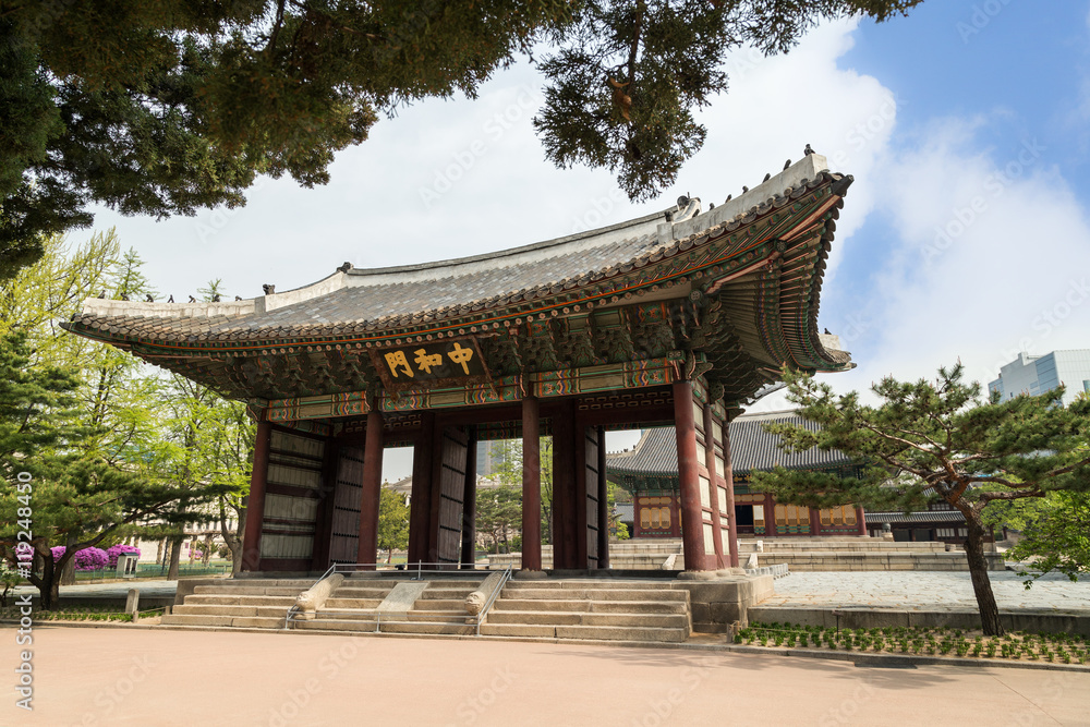 Junghwamun Gate at the Deoksugung Palace in Seoul, South Korea. Junghwamun Gate at the Deoksugung Palace in Seoul, South Korea.