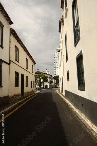 Ruelles du centre-ville de Ponta Delgada (Sao Miguel) © virginievanos