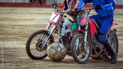 Motoball. Episode rivalry between the two athletes. Close-up of motorcycles and a large ball.