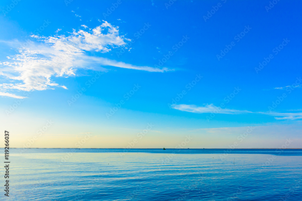 Obraz premium Sea and blue sky