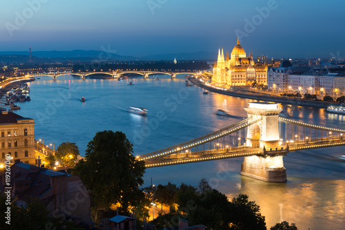 Canvas Print Night view of Chain bridge and Parliament in Pest part of Budapest, Hungary