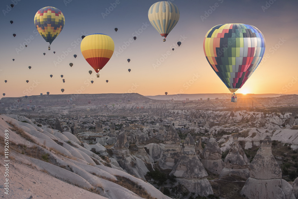 Obraz premium Hot air balloons flying over spectacular Cappadocia