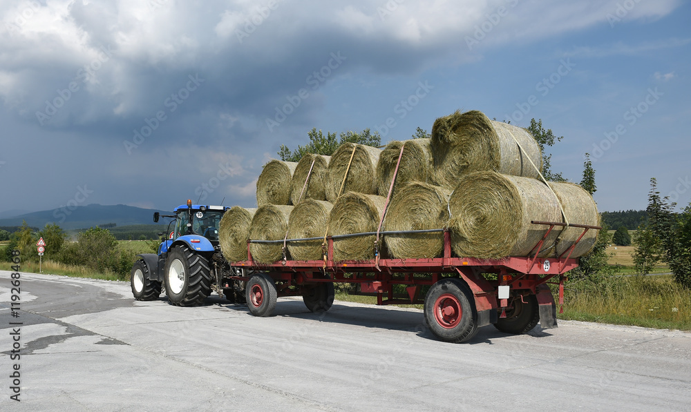 Rundballen Transport StockFoto Adobe Stock