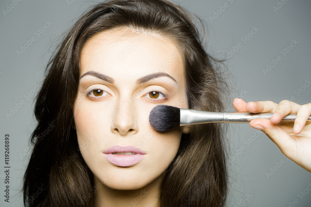 Obraz premium pretty woman with makeup brush