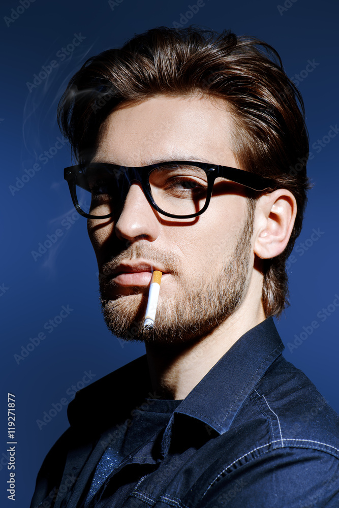 Obraz premium smoking man