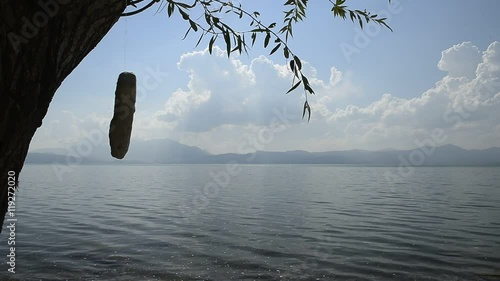 göl suları ve taş kalp ritmi photo