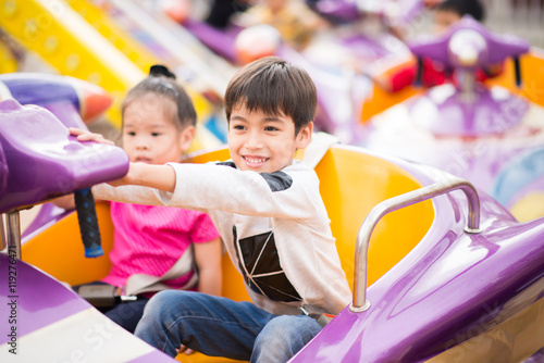 Fototapet Little boy in amusement park