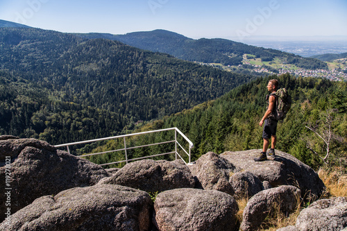 Athletischer Wanderer, Aussichtspunkt Falkenfelsen, Schwarzwald