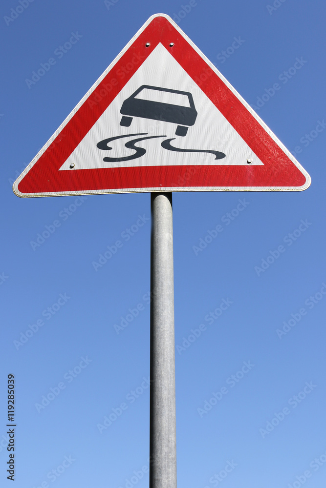 Deutsches Verkehrszeichen: Schleudergefahr bei Nässe oder Schmutz Deutsches Verkehrszeichen: Schleudergefahr bei Nässe oder Schmutz