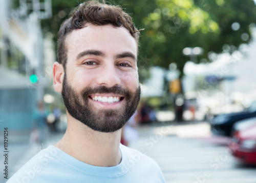 Moderner Mann mit Bart in der Stadt © Daniel Ernst