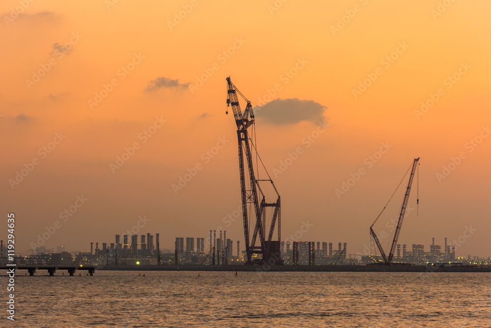 Obraz premium Sunset at the Dubai seaport, UAE