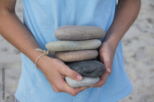 Kind sammelt Steine am Strand