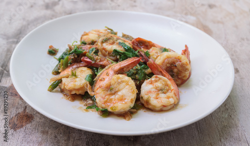 Spicy fried shrimp with basil