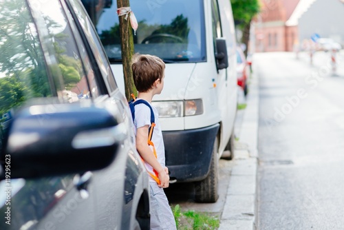 Obraz na płótnie Little 7 years old boy during his road to school. w salonie
