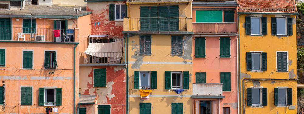 panorama sur les murs colorés d'un village italien avec du linge pendu aux fenêtres
