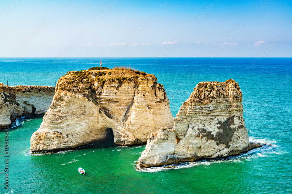 Obraz premium Pigeon Rocks in Raouche, Beirut, Lebanon.