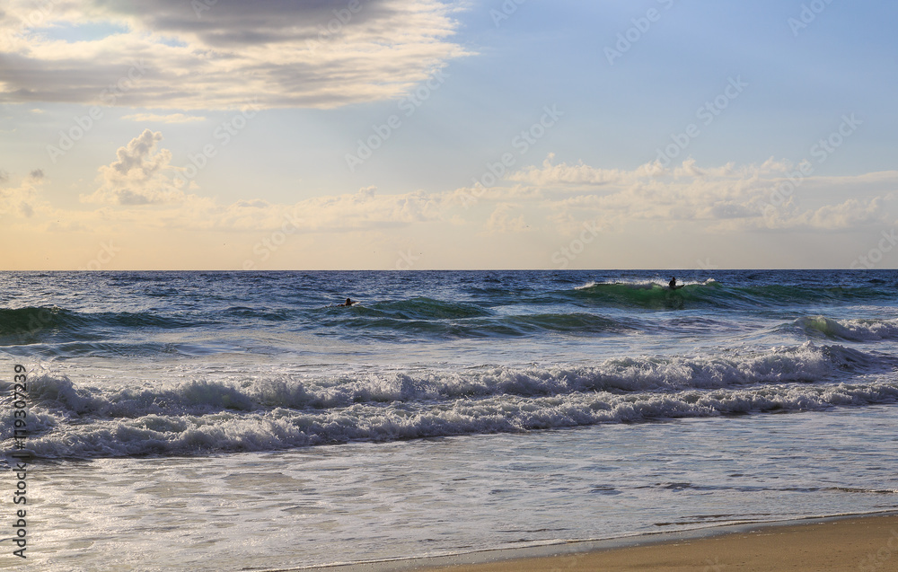 Obraz premium Nag's Head Beach in the morning with surfers