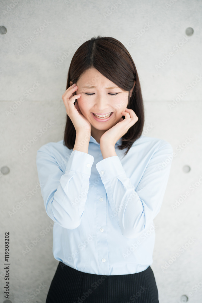 悩む女性 悩む女性