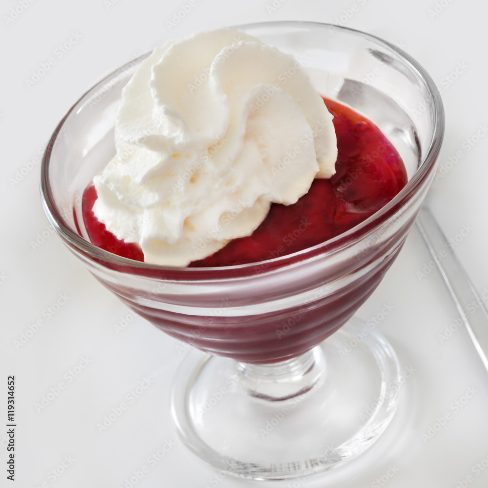 Rote Grütze mit Sahne Stock-Foto | Adobe Stock