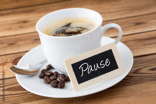 Kaffee und Schild - Pause photo
