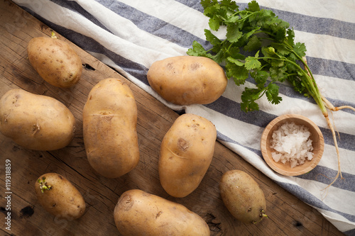 Canvas Print potato still life wood black background