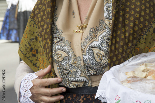 SELARGIUS, ITALIA - SETTEMBRE 8, 2013: Antico matrimonio selargino - Sardegna - dettaglio del costume sardo femminile del gruppo folk 