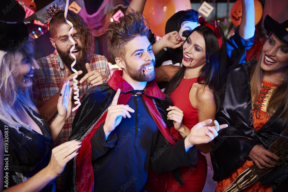 Obraz premium Vampire in the centre of the party