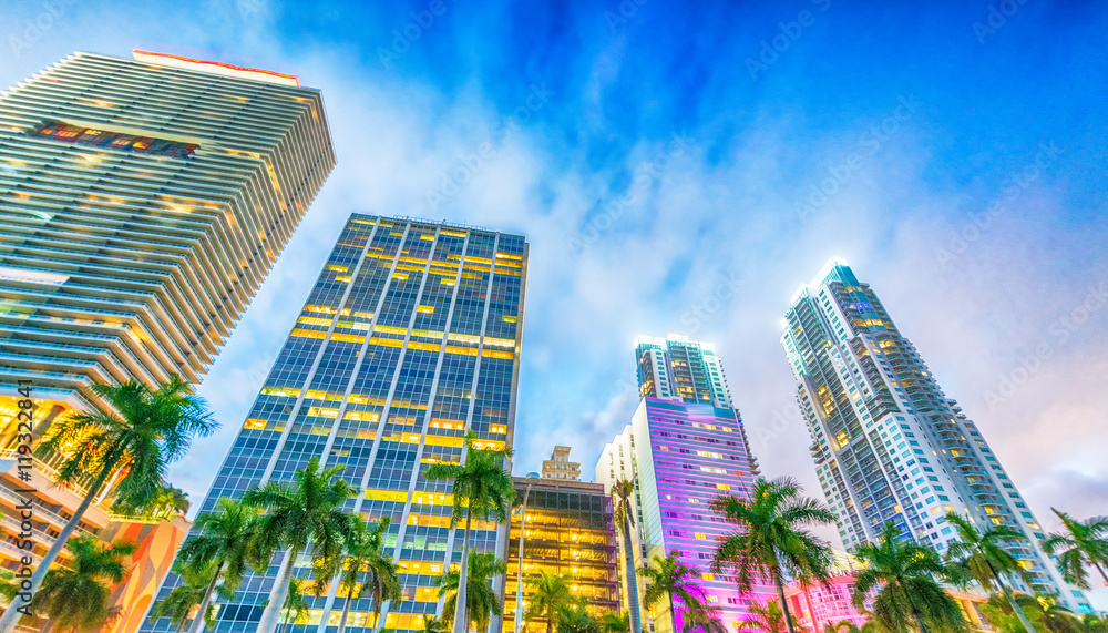 Naklejka premium Śródmieście Miami o zachodzie słońca na Florydzie